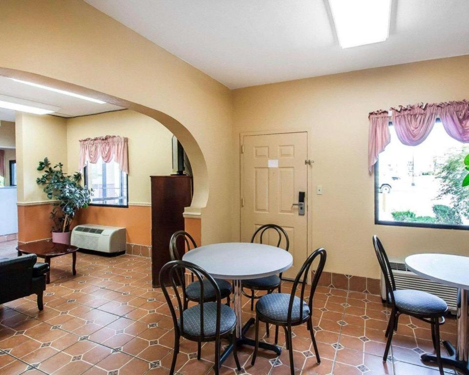 Econo Lodge Inn & Suites I-20, Exit 73 タスカルーサ エクステリア 写真