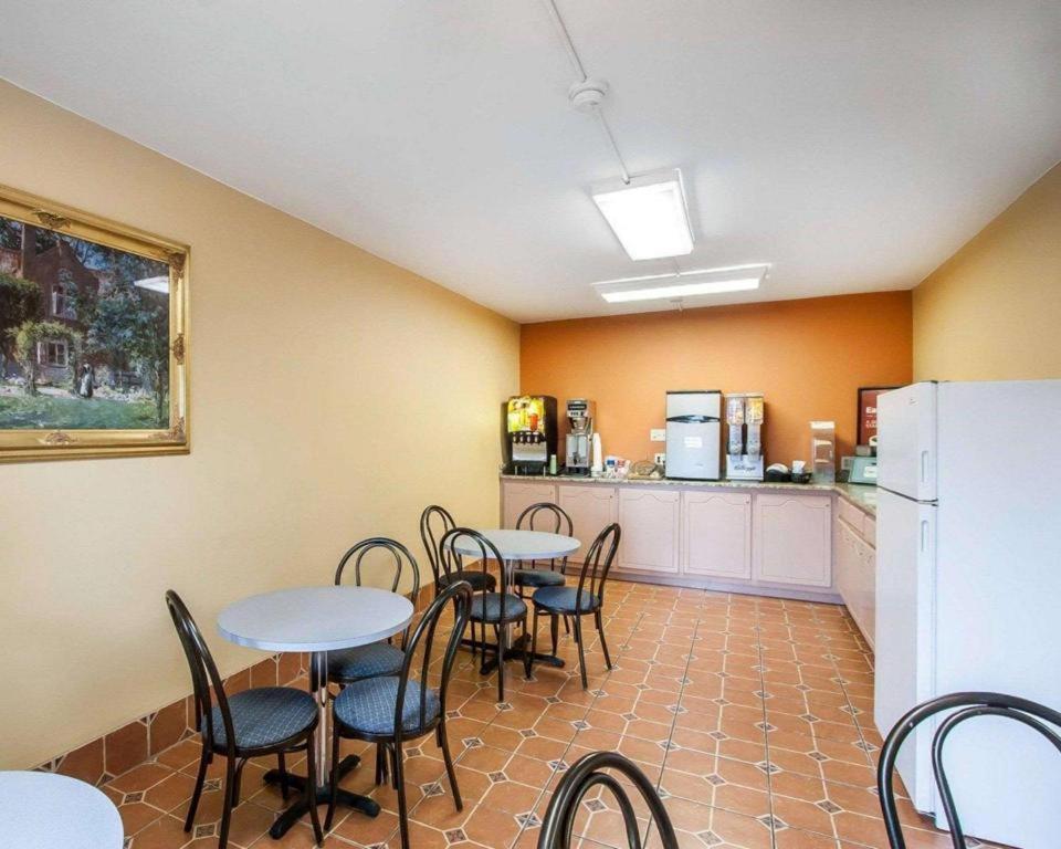 Econo Lodge Inn & Suites I-20, Exit 73 タスカルーサ エクステリア 写真