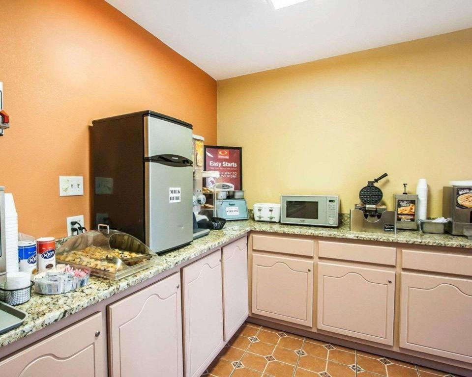 Econo Lodge Inn & Suites I-20, Exit 73 タスカルーサ エクステリア 写真
