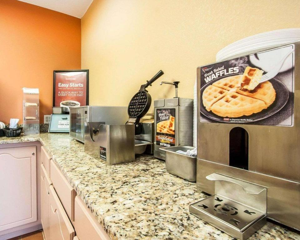 Econo Lodge Inn & Suites I-20, Exit 73 タスカルーサ エクステリア 写真