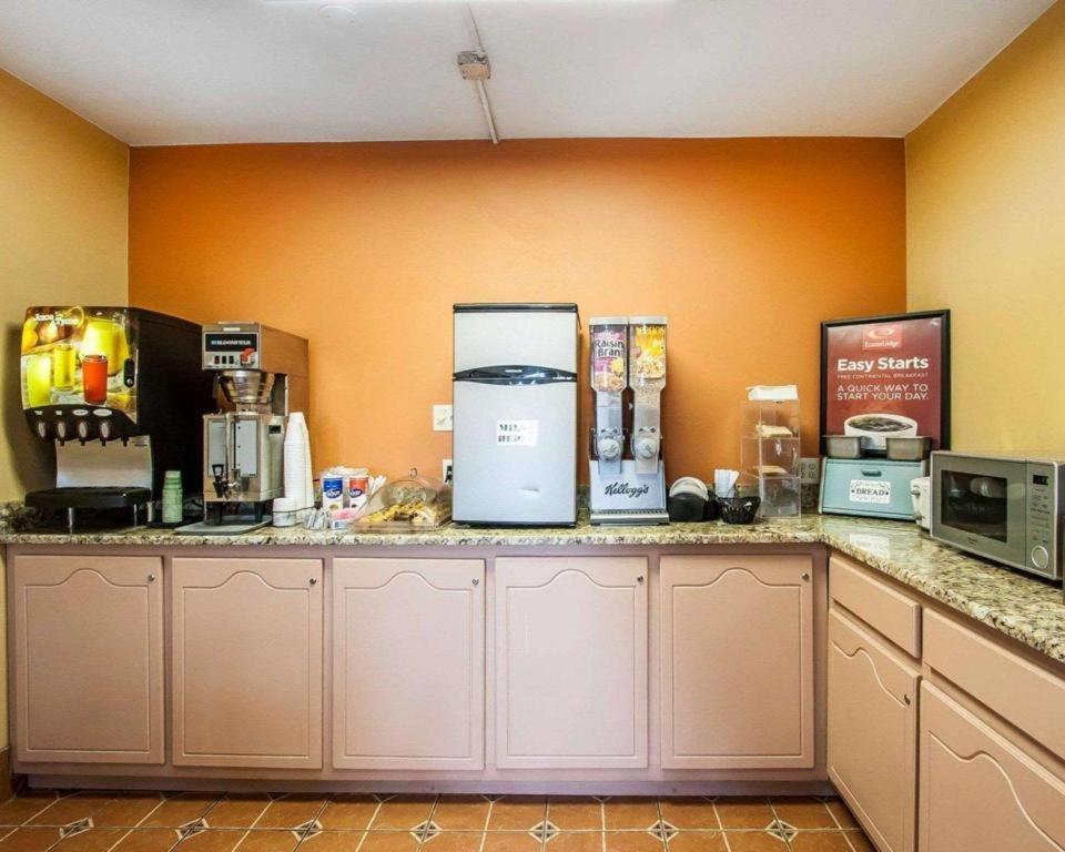 Econo Lodge Inn & Suites I-20, Exit 73 タスカルーサ エクステリア 写真