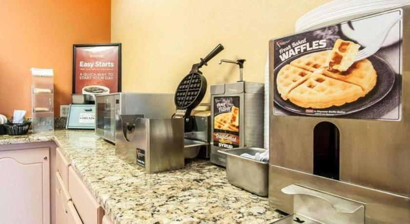 Econo Lodge Inn & Suites I-20, Exit 73 タスカルーサ エクステリア 写真