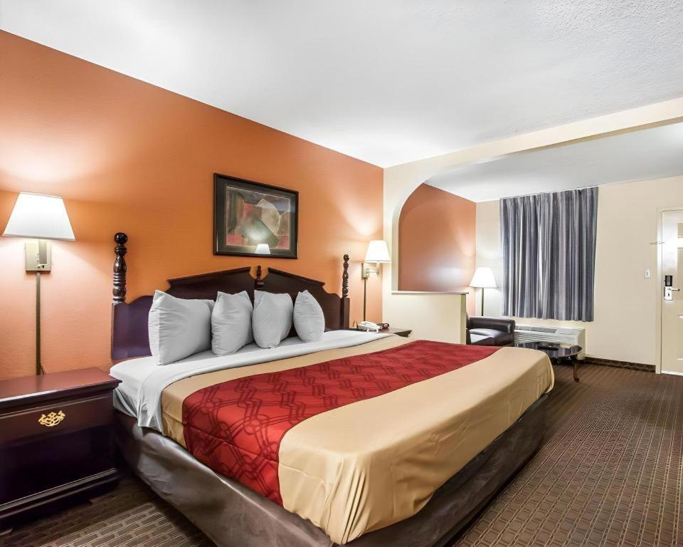 Econo Lodge Inn & Suites I-20, Exit 73 タスカルーサ エクステリア 写真