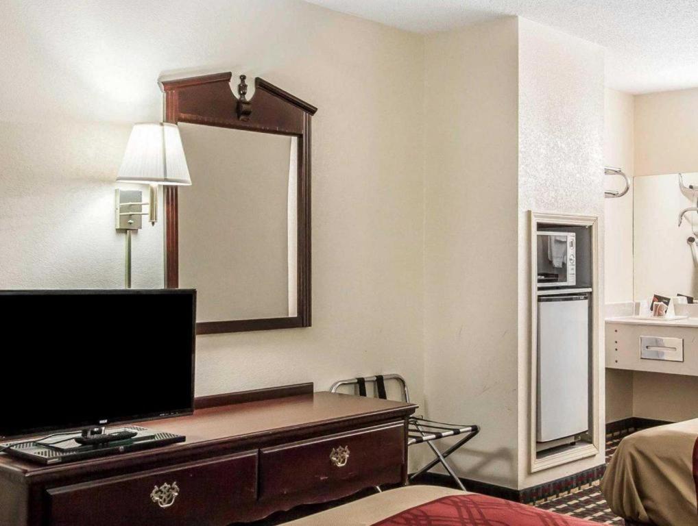 Econo Lodge Inn & Suites I-20, Exit 73 タスカルーサ エクステリア 写真