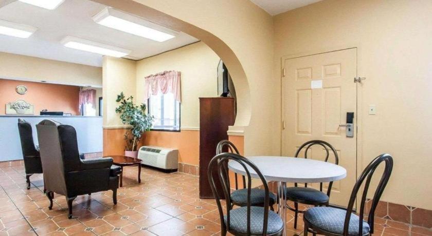 Econo Lodge Inn & Suites I-20, Exit 73 タスカルーサ エクステリア 写真