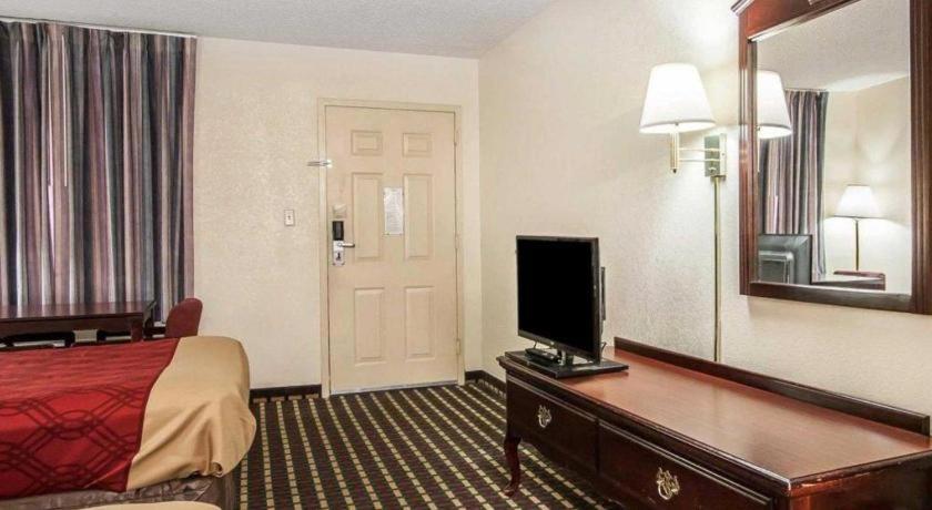 Econo Lodge Inn & Suites I-20, Exit 73 タスカルーサ エクステリア 写真