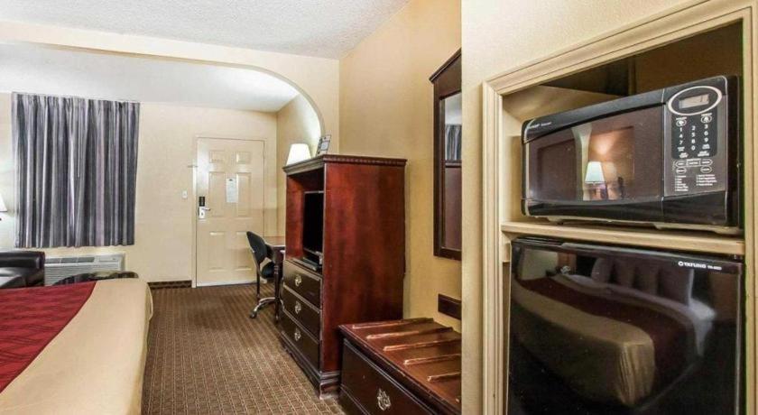 Econo Lodge Inn & Suites I-20, Exit 73 タスカルーサ エクステリア 写真