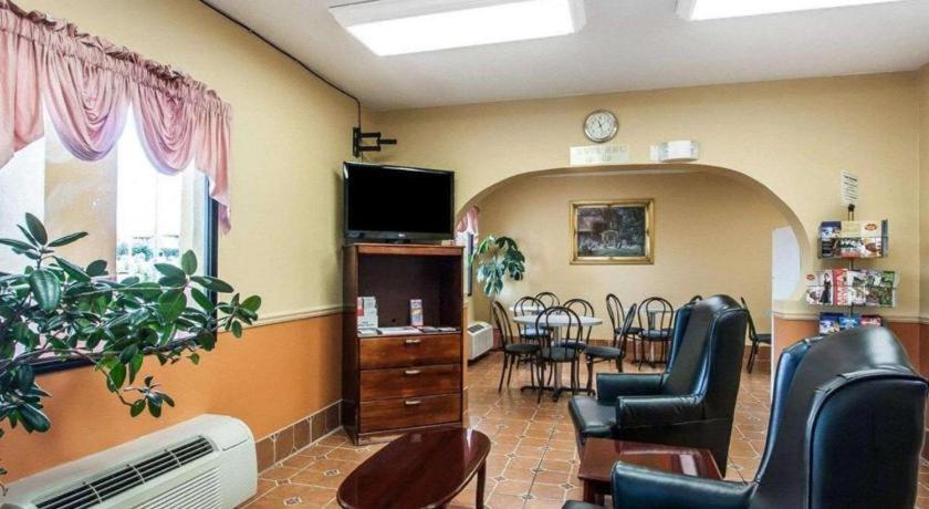 Econo Lodge Inn & Suites I-20, Exit 73 タスカルーサ エクステリア 写真